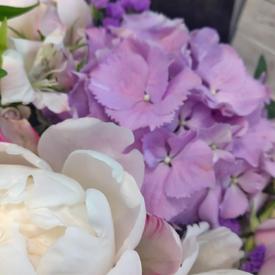 Букет из пионов, гортензий и роз 