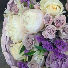 Букет из пионов, гортензий и роз 