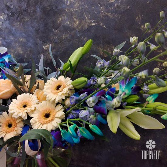 Букет из орхидей, дельфиниума, гербер и роз