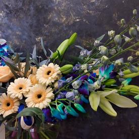 Букет из орхидей, дельфиниума, гербер и роз