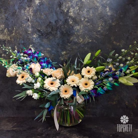 Букет из орхидей, дельфиниума, гербер и роз