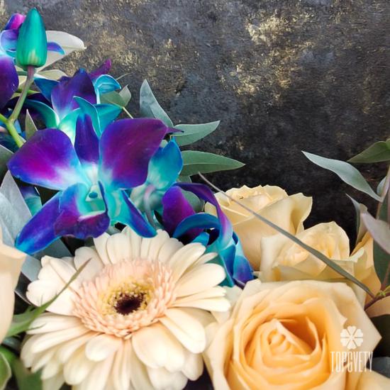 Букет из орхидей, дельфиниума, гербер и роз