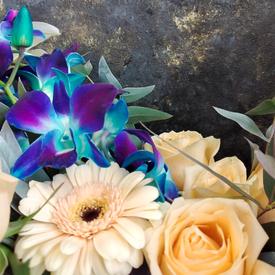 Букет из орхидей, дельфиниума, гербер и роз