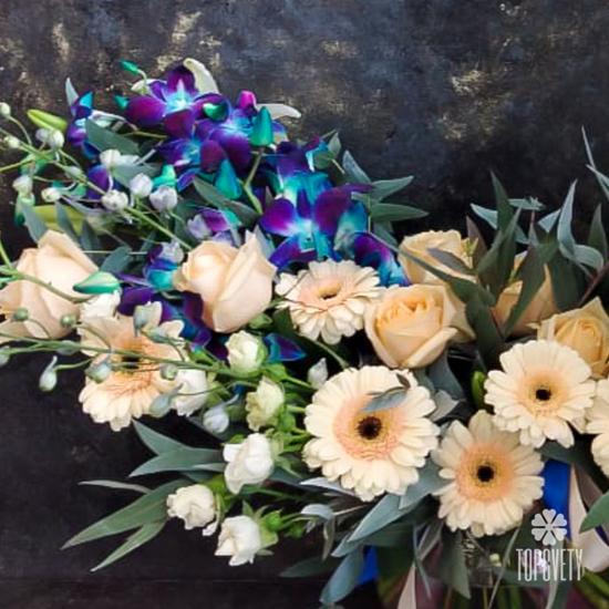 Букет из орхидей, дельфиниума, гербер и роз