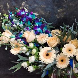 Букет из орхидей, дельфиниума, гербер и роз