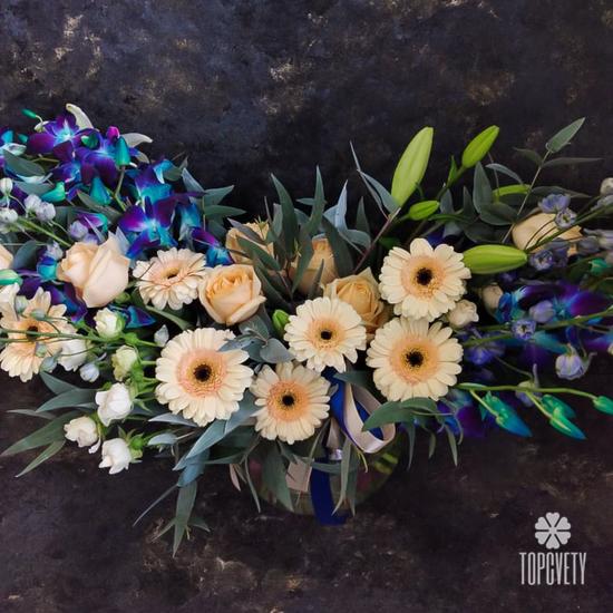 Букет из орхидей, дельфиниума, гербер и роз