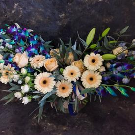 Букет из орхидей, дельфиниума, гербер и роз