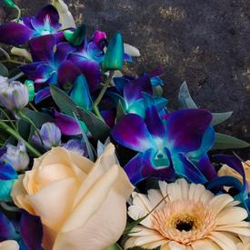 Букет из орхидей, дельфиниума, гербер и роз