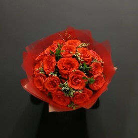 Букет из 17 роз Нина 50см и лимониума 