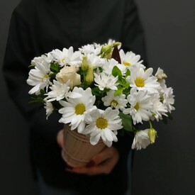 Композиция из кустовой хризантемы и клематиса в металлическом кашпо 