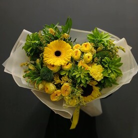 Букет из подсолнухов, кустовых роз и герберы