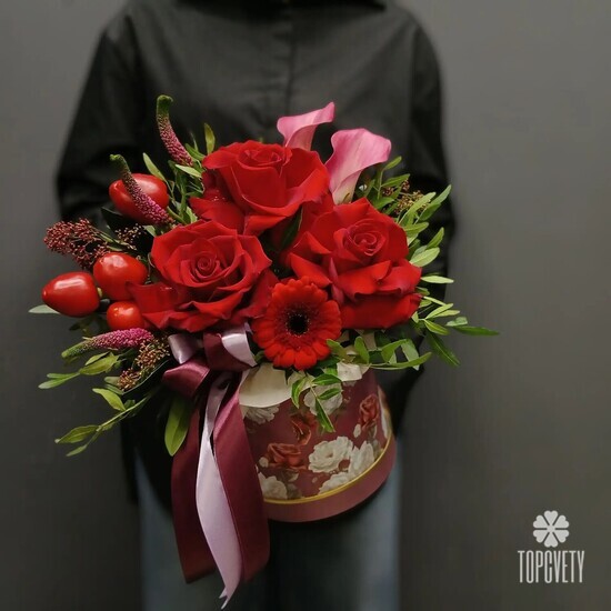 Композиция из роз, калл и вероники