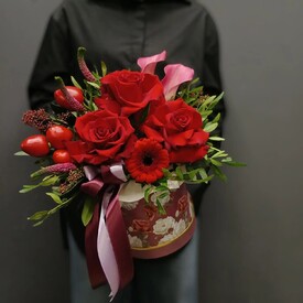 Композиция из роз, калл и вероники