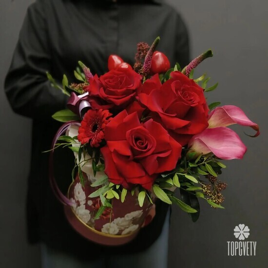 Композиция из роз, калл и вероники