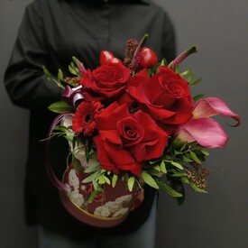 Композиция из роз, калл и вероники