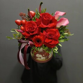 Композиция из роз, калл и вероники