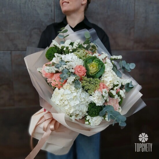 Букет из гортензий, роз и брассики