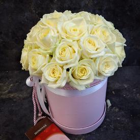 Букет из 25 белых роз в коробке