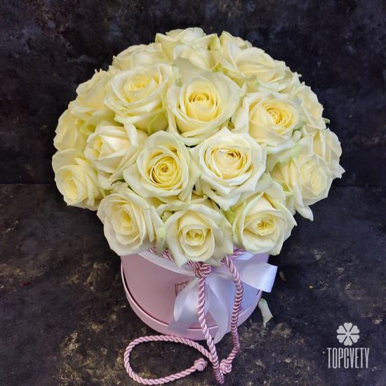 Букет из 25 белых роз в коробке