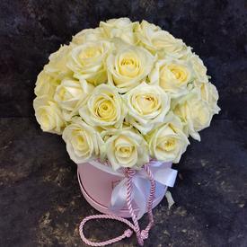 Букет из 25 белых роз в коробке