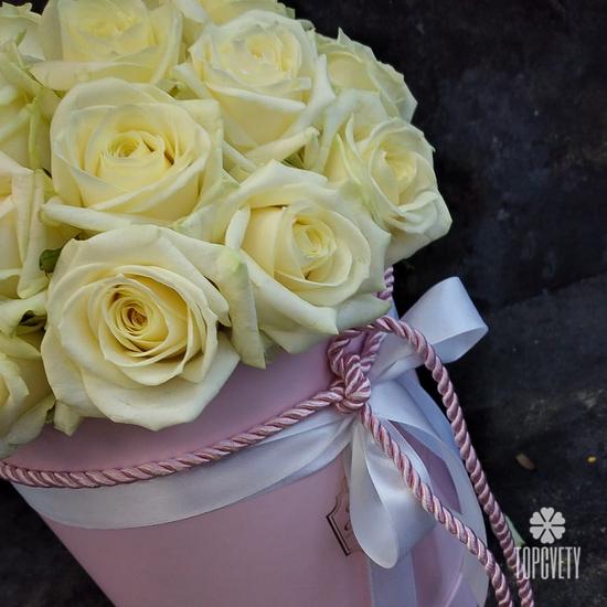 Букет из 25 белых роз в коробке