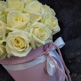 Букет из 25 белых роз в коробке