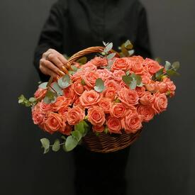 Композиция из 23 кустовых роз и эвкалипта в корзине