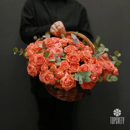 Композиция из 23 кустовых роз и эвкалипта в корзине
