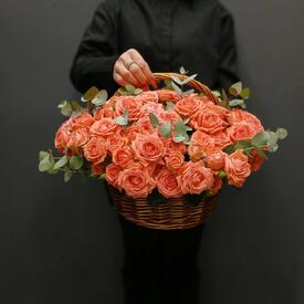 Композиция из 23 кустовых роз и эвкалипта в корзине
