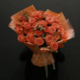 Букет из  кустовых роз и хамелациума