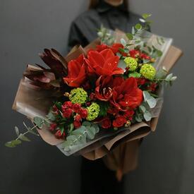 Букет из амариллиса, кустовой розы и альстромерий