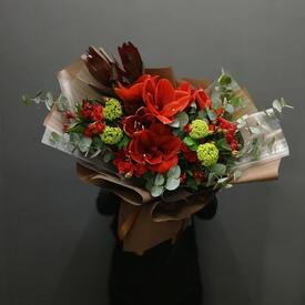 Букет из амариллиса, кустовой розы и альстромерий