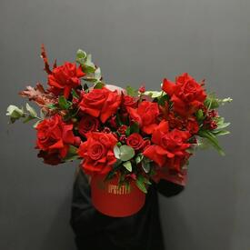 Композиция из роз и альстромерий в коробке