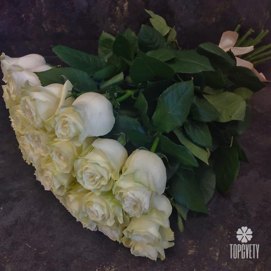 Букет из 25 белых роз Мондиаль 80см