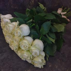 Букет из 25 белых роз Мондиаль 80см