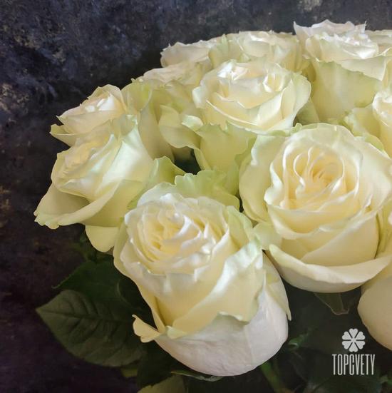 Букет из 25 белых роз Мондиаль 80см