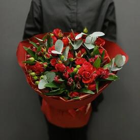 Букет из  кустовых роз и альстромерии