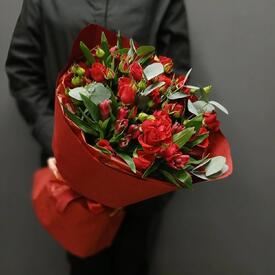 Букет из  кустовых роз и альстромерии
