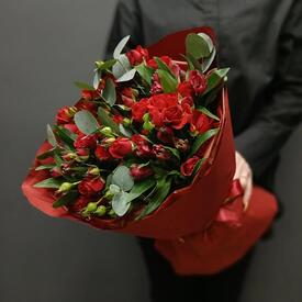 Букет из  кустовых роз и альстромерии