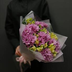 Букет из кустовых хризантем и альстромерии