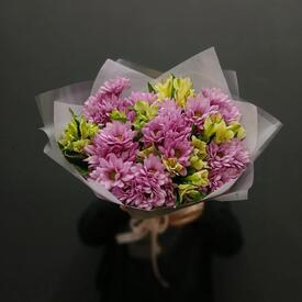 Букет из кустовых хризантем и альстромерии