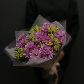 Букет из кустовых хризантем и альстромерии