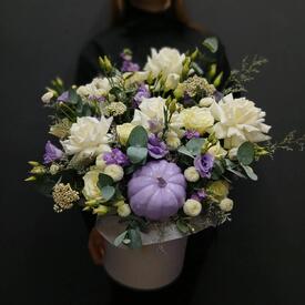 Композиция из роз, маттиола и эустомы