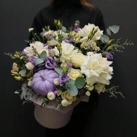 Композиция из роз, маттиола и эустомы