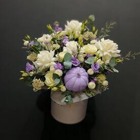 Композиция из роз, маттиола и эустомы