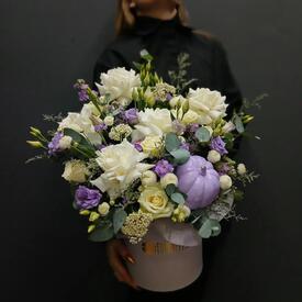 Композиция из роз, маттиола и эустомы