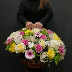 Композиция из гортензии , гербер и роз в корзине