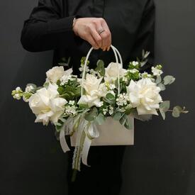 Композиция из роз, маттиолы и турецкой гвоздики в сумочке