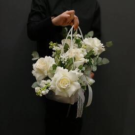 Композиция из роз, маттиолы и турецкой гвоздики в сумочке