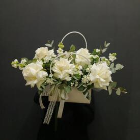 Композиция из роз, маттиолы и турецкой гвоздики в сумочке
